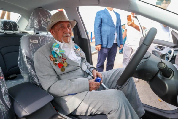 Новые авто подарили в Шымкенте двум столетним ветеранам войны