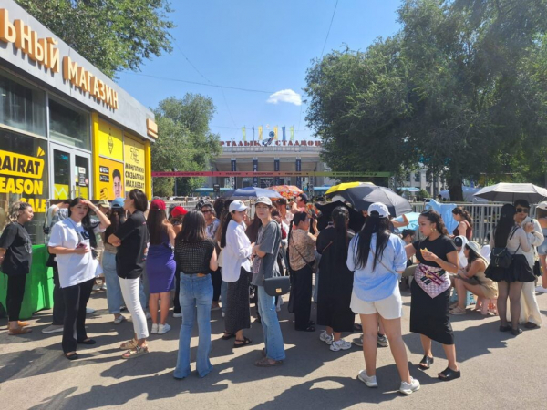 В Алматы с 15:00 занимают очередь на вечерний концерт Джей Ло