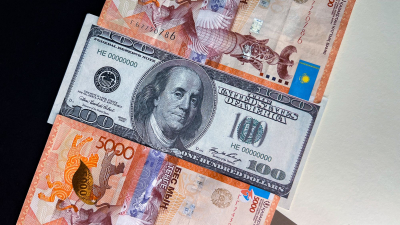 За пять месяцев «чистые» продажи долларов выросли сразу на 42%