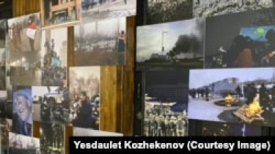 Художник Асхат Ахмедьяров провел перформанс с утюгом и костями на выставке по теме Кантара в Алматы
