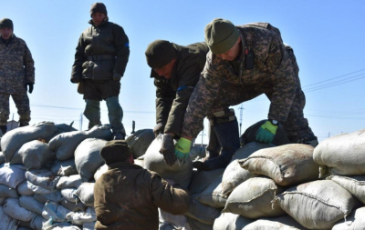 Военные летчики доставили помощь в Петропавловск и Уральск