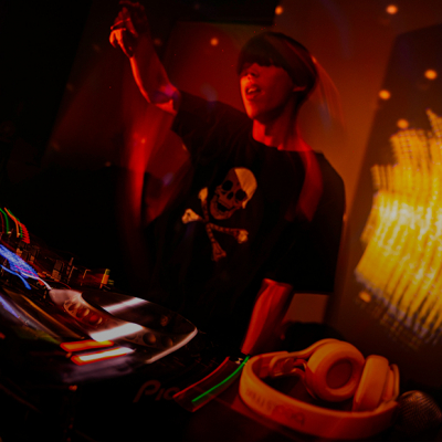 Вечеринка в стиле инди-слиз, рейвы, выставки и спектакли