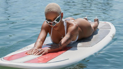 Рэперша Doja Cat вышла в свет в мини-юбке из скотча