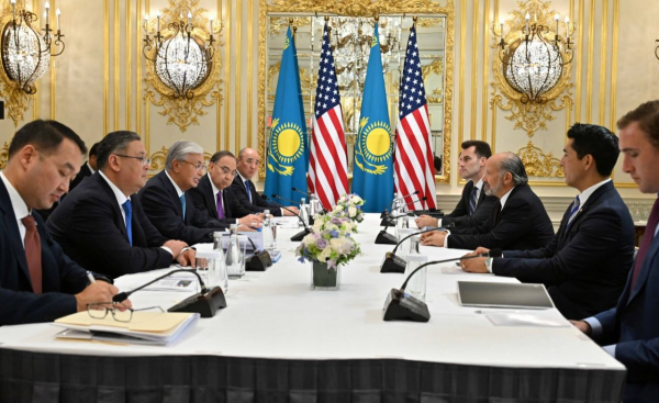 Президент Казахстана провел встречу с министром торговли США