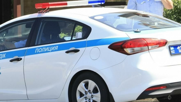 Автобус протаранил стоявшую на светофоре легковушку и врезался в строение в Алматы