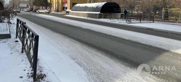 Первый снег в Семее: горожане утепляются, службы работают, но без происшествий не обошлось