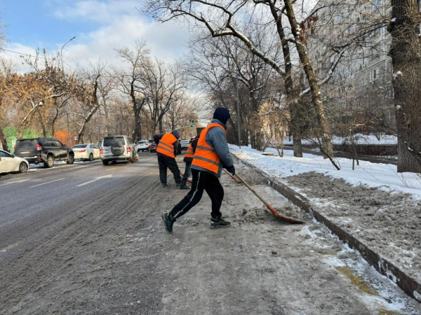 Снегопад в Алматы: горожане и волонтеры проявили заботу друг о друге