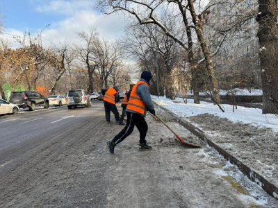 Снегопад в Алматы: горожане и волонтеры проявили заботу друг о друге