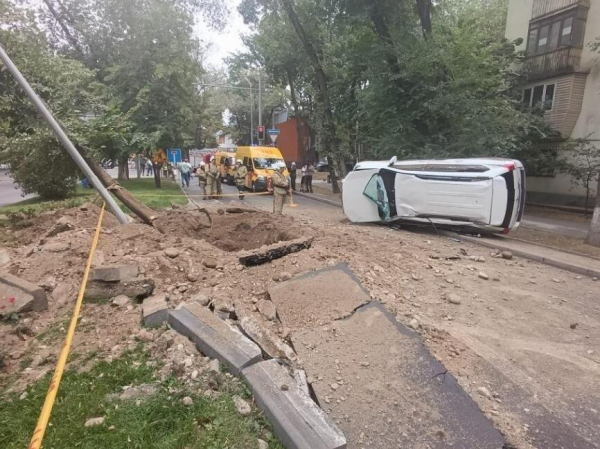 Взрыв газопровода произошел в Алматы: повреждены дорога и автомобиль