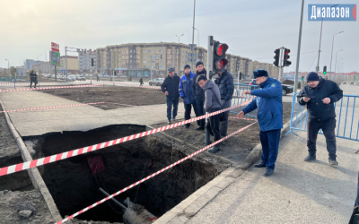 Огромный провал образовался на тротуаре