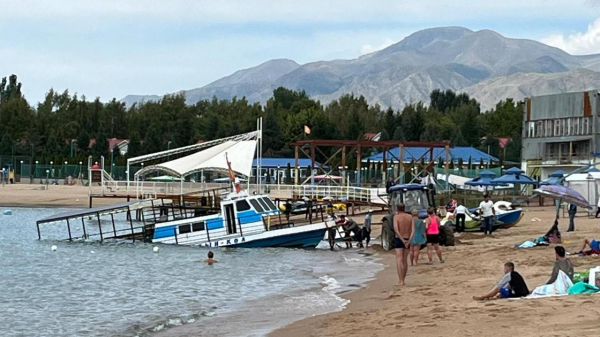 Масляные пятна обнаружили в воде у побережья Иссык-Куля (видео)