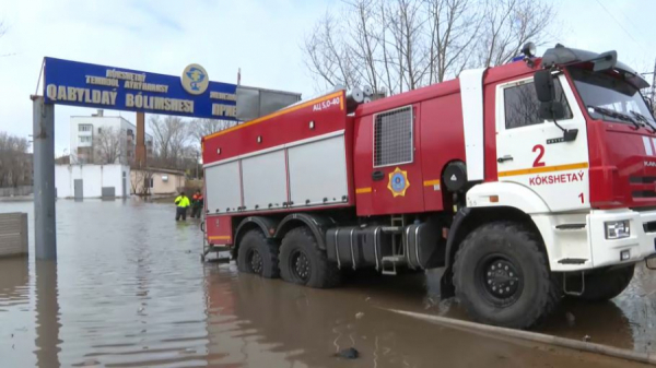 Более 100 волонтёров участвуют в борьбе с паводками в Кокшетау