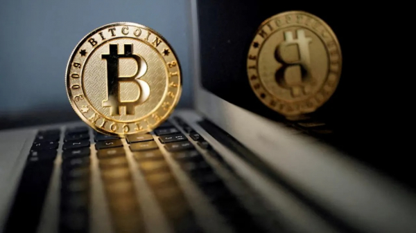 Биткойн падает на фоне геополитики и жёстких заявлений ФРС