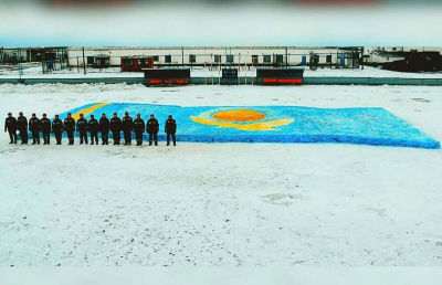 Осужденные создали флаг из снега в Карагандинской области