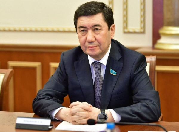 Ерлан Кошанов поздравил казахстанцев с Днем Конституции