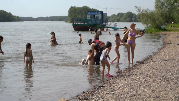 Отдыхающие на пляже в ВКО временно стали спасателями