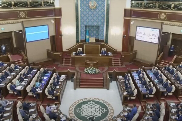 Пугали министров, хвалили себя: казахстанские депутаты ушли на каникулы (ВИДЕО)