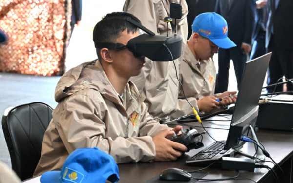 Президенту показали тренажеры для операторов FPV-дронов