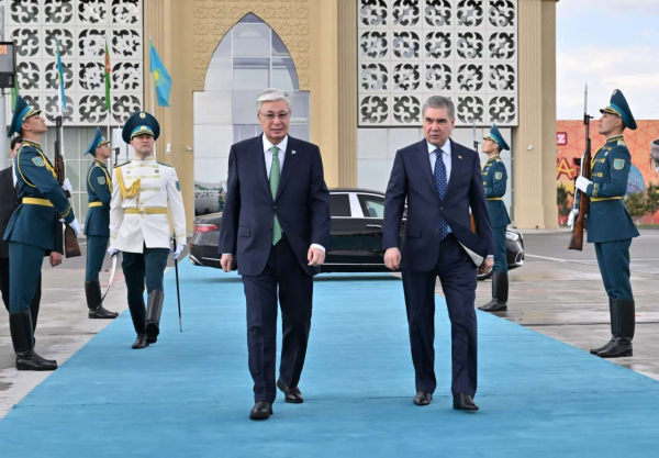 Токаев проводил Бердымухамедова в аэропорту Туркестана
