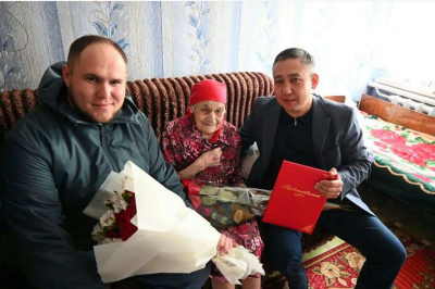 Труженицу тыла поздравили со 100-летним юбилеем в Акмолинской области